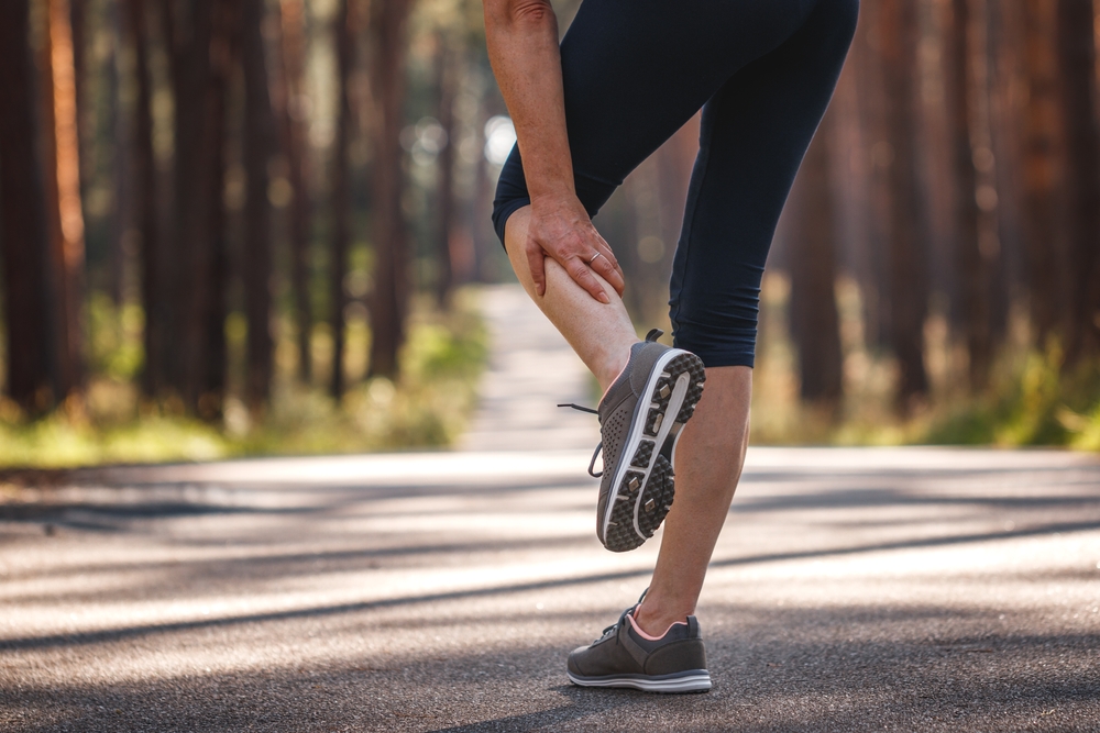 woman,feeling,pain,of,her,leg,during,jogging.,calf,muscle